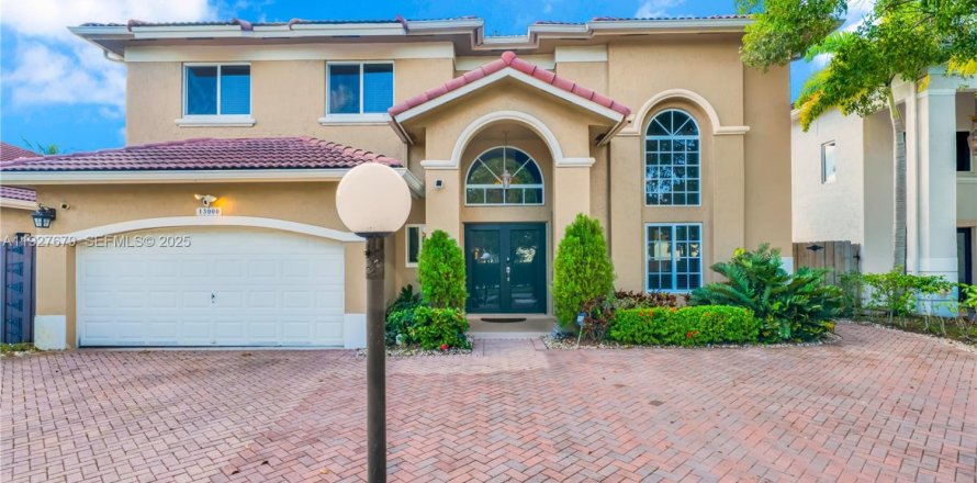 House in Miami, Florida 4 bedrooms, 221.85 sq.m. № 1987929