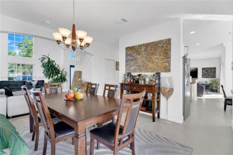 House in Miami, Florida 4 bedrooms, 221.85 sq.m. № 1987929 - photo 9