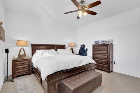 House in Miami, Florida 4 bedrooms, 221.85 sq.m. № 1987929 - photo 22