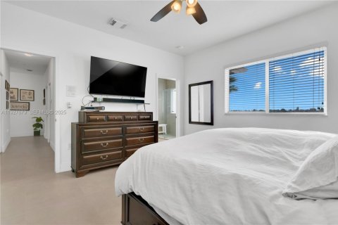 House in Miami, Florida 4 bedrooms, 221.85 sq.m. № 1987929 - photo 25