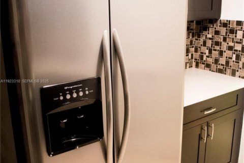 Copropriété à louer à Miami, Floride: 2 chambres, 91.97 m2 № 2037988 - photo 3