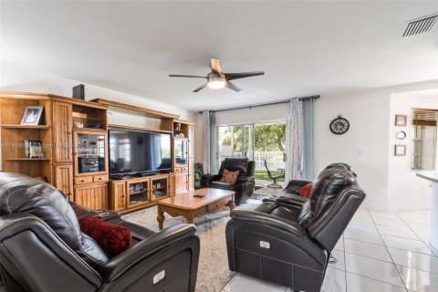 Casa en venta en Weston, Florida, 5 dormitorios, 229.1 m2 № 1889556 - foto 9