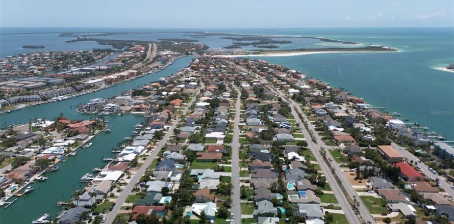 Land in Saint Petersburg, Florida № 1765512