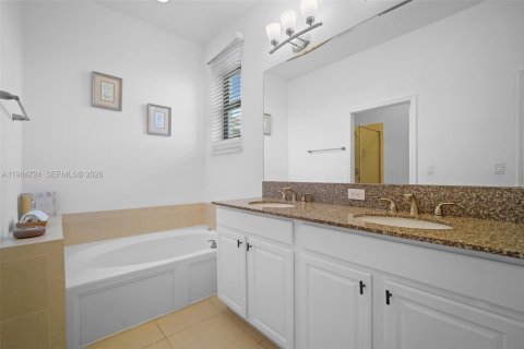 Villa ou maison à vendre à Miami, Floride: 3 chambres, 197.32 m2 № 2047231 - photo 26