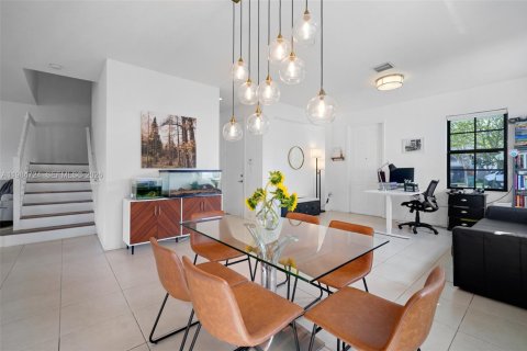 Villa ou maison à vendre à Miami, Floride: 3 chambres, 197.32 m2 № 2047231 - photo 11