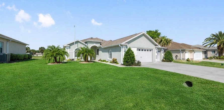 House in Ocala, Florida 3 bedrooms, 165.64 sq.m. № 2114130