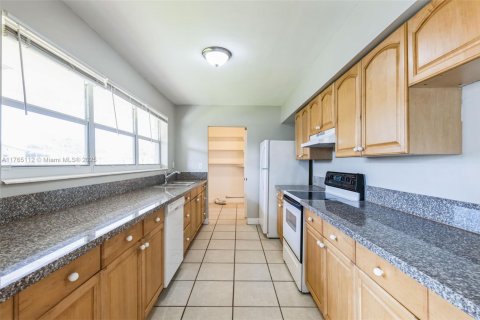 House in Miramar, Florida 3 bedrooms, 111.48 sq.m. № 1878531 - photo 2