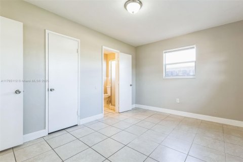 House in Miramar, Florida 3 bedrooms, 111.48 sq.m. № 1878531 - photo 7
