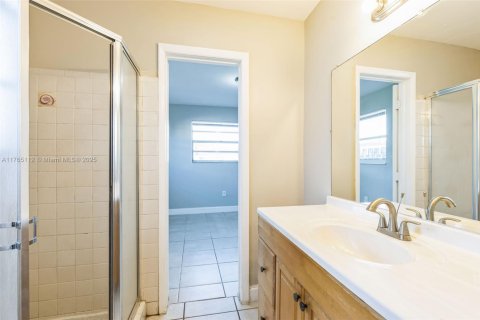House in Miramar, Florida 3 bedrooms, 111.48 sq.m. № 1878531 - photo 8