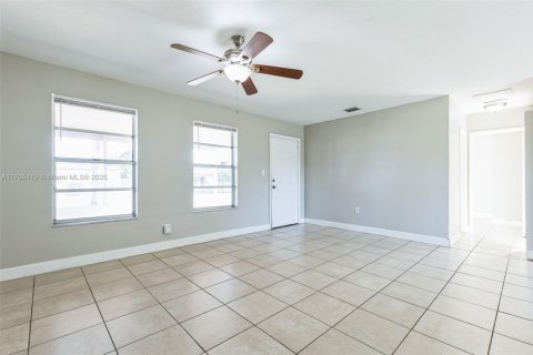 House in Miramar, Florida 3 bedrooms, 111.48 sq.m. № 1878531 - photo 10