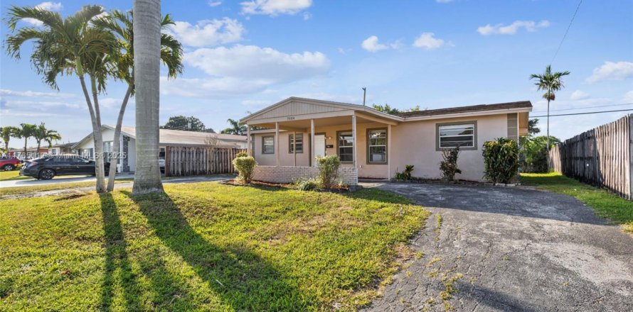 House in Miramar, Florida 3 bedrooms, 111.48 sq.m. № 1878531