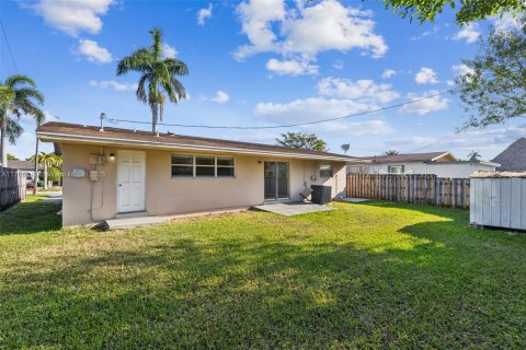 House in Miramar, Florida 3 bedrooms, 111.48 sq.m. № 1878531 - photo 11