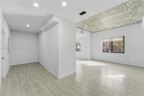 Casa en alquiler en Miami, Florida, 4 dormitorios, 185.8 m2 № 1992101 - foto 9