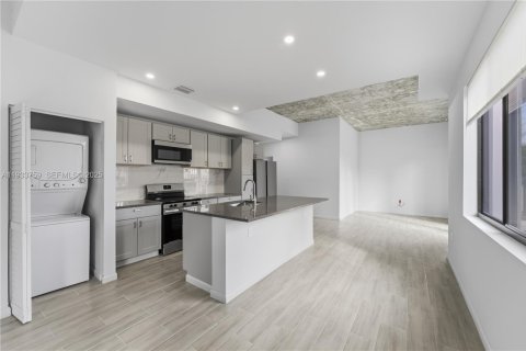 Casa en alquiler en Miami, Florida, 4 dormitorios, 185.8 m2 № 1992101 - foto 5