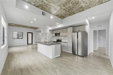 Casa en alquiler en Miami, Florida, 4 dormitorios, 185.8 m2 № 1992101 - foto 6