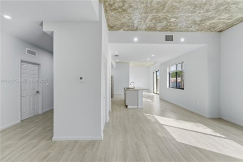 Casa en alquiler en Miami, Florida, 4 dormitorios, 185.8 m2 № 1992101 - foto 8