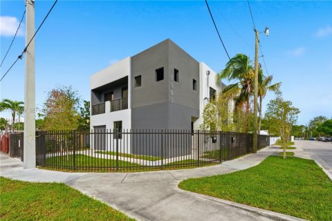 Casa en alquiler en Miami, Florida, 4 dormitorios, 185.8 m2 № 1992101 - foto 1