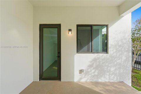 Casa en alquiler en Miami, Florida, 4 dormitorios, 185.8 m2 № 1992101 - foto 3