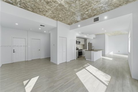 Casa en alquiler en Miami, Florida, 4 dormitorios, 185.8 m2 № 1992101 - foto 4