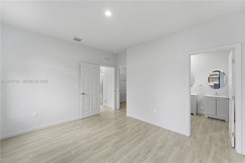 House in Miami, Florida 4 bedrooms, 185.8 sq.m. № 1992101 - photo 11