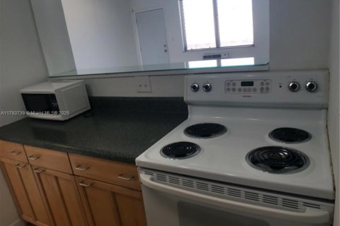 Condo in North Bay Village, Florida, 1 bedroom  № 1700494 - photo 8