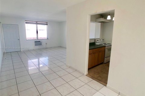 Condo in North Bay Village, Florida, 1 bedroom  № 1700494 - photo 5