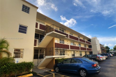 Condo in North Bay Village, Florida, 1 bedroom  № 1700494 - photo 1