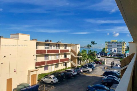 Condo in North Bay Village, Florida, 1 bedroom  № 1700494 - photo 15