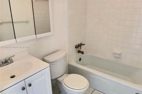 Condo in North Bay Village, Florida, 1 bedroom  № 1700494 - photo 10