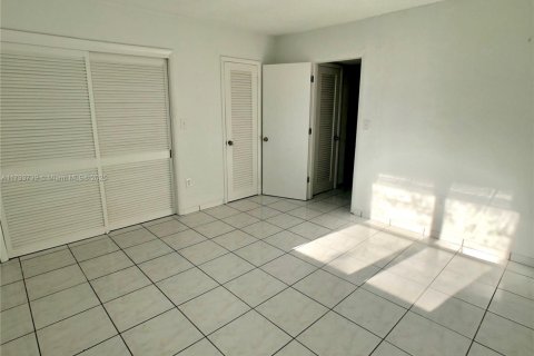Condo in North Bay Village, Florida, 1 bedroom  № 1700494 - photo 12