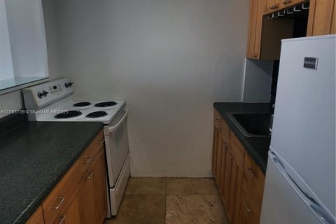 Condo in North Bay Village, Florida, 1 bedroom  № 1700494 - photo 7