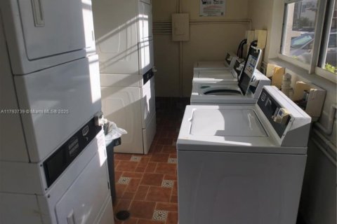 Condo in North Bay Village, Florida, 1 bedroom  № 1700494 - photo 17