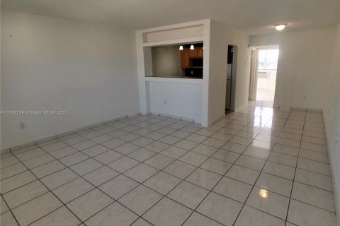 Condo in North Bay Village, Florida, 1 bedroom  № 1700494 - photo 2