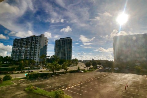 Condo in North Bay Village, Florida, 1 bedroom  № 1700494 - photo 13