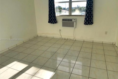 Condo in North Bay Village, Florida, 1 bedroom  № 1700494 - photo 11