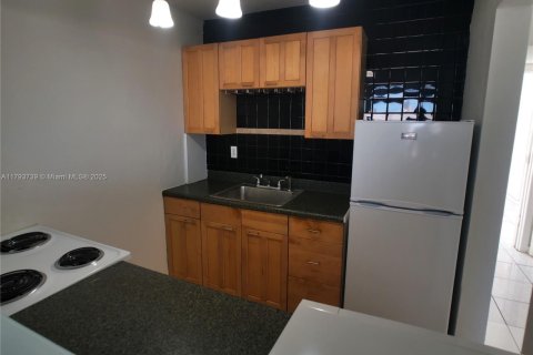 Condo in North Bay Village, Florida, 1 bedroom  № 1700494 - photo 6