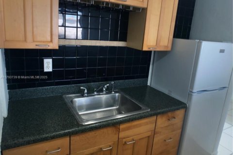 Condo in North Bay Village, Florida, 1 bedroom  № 1700494 - photo 9