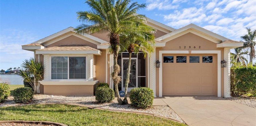House in Lake Suzy, Florida 3 bedrooms, 133.13 sq.m. № 1513037