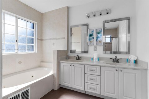 House in Miami, Florida 4 bedrooms, 231.88 sq.m. № 1693168 - photo 30