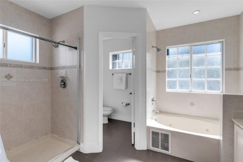 House in Miami, Florida 4 bedrooms, 231.88 sq.m. № 1693168 - photo 28