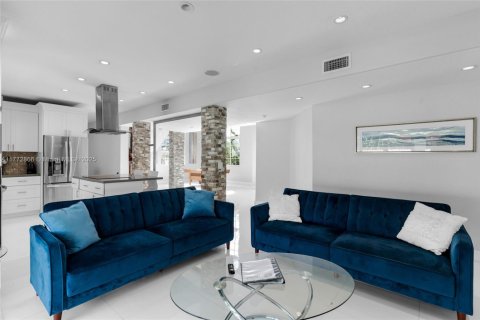 House in Miami, Florida 4 bedrooms, 231.88 sq.m. № 1693168 - photo 22