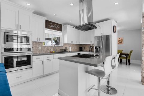 House in Miami, Florida 4 bedrooms, 231.88 sq.m. № 1693168 - photo 18