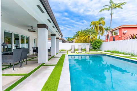 House in Miami, Florida 4 bedrooms, 231.88 sq.m. № 1693168 - photo 11