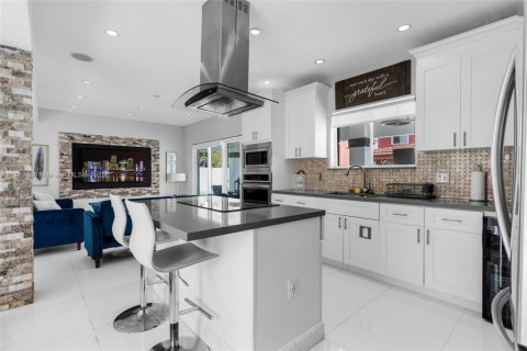 House in Miami, Florida 4 bedrooms, 231.88 sq.m. № 1693168 - photo 17