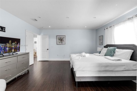 House in Miami, Florida 4 bedrooms, 231.88 sq.m. № 1693168 - photo 27