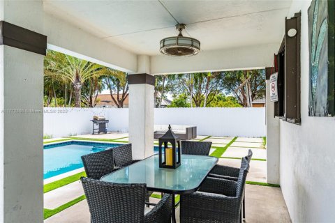 House in Miami, Florida 4 bedrooms, 231.88 sq.m. № 1693168 - photo 6