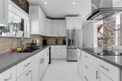 House in Miami, Florida 4 bedrooms, 231.88 sq.m. № 1693168 - photo 19
