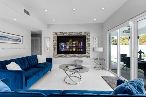 House in Miami, Florida 4 bedrooms, 231.88 sq.m. № 1693168 - photo 20