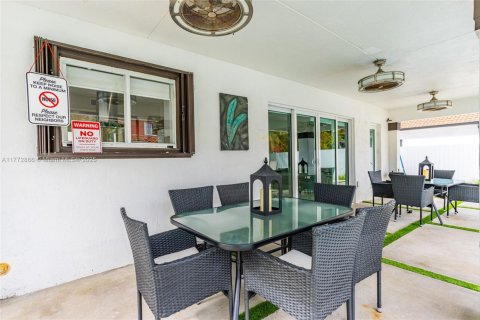 House in Miami, Florida 4 bedrooms, 231.88 sq.m. № 1693168 - photo 12