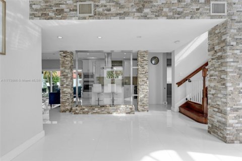 House in Miami, Florida 4 bedrooms, 231.88 sq.m. № 1693168 - photo 14